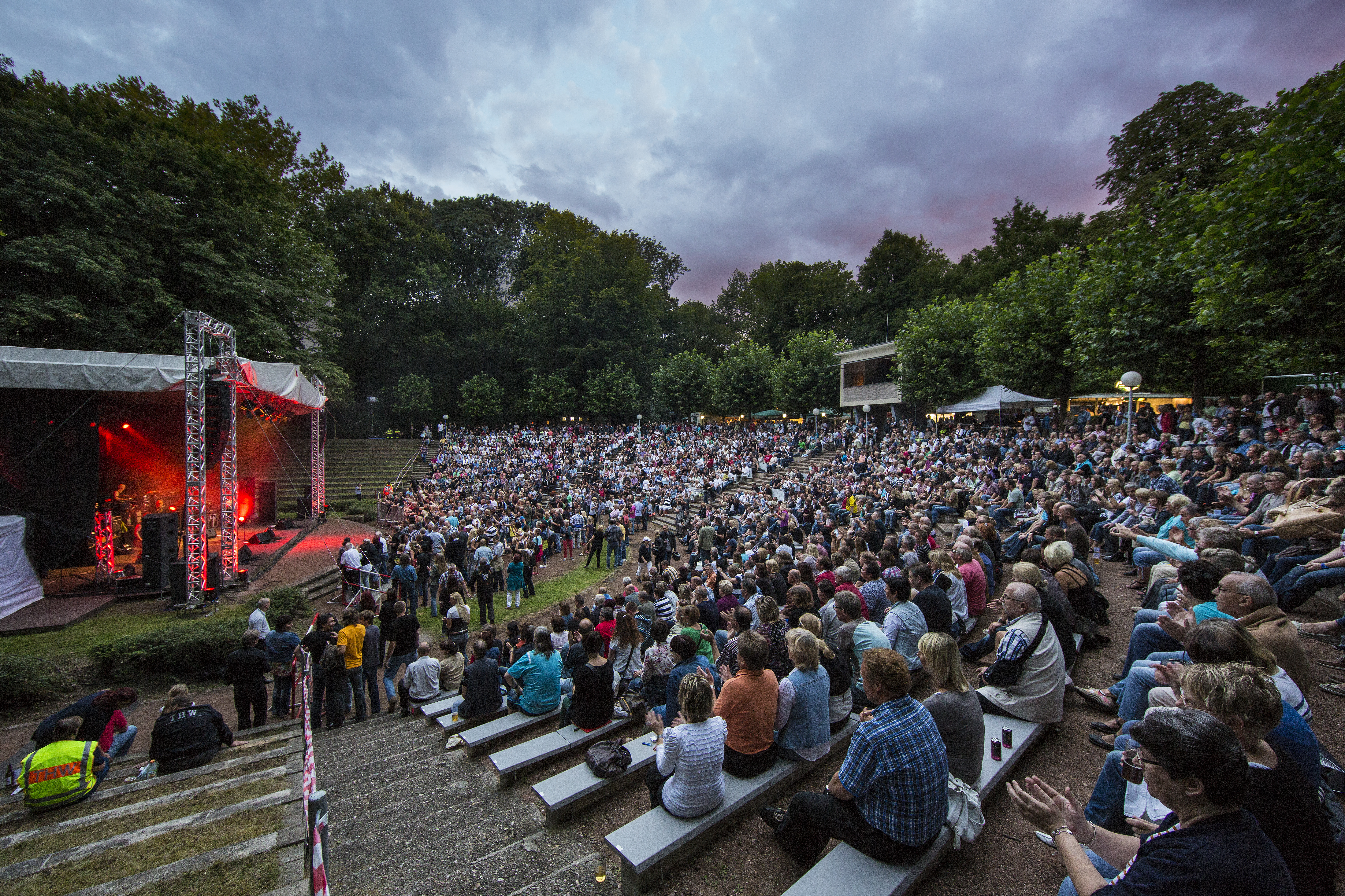 Concert situation at the Freilichtbühne Wattenscheid with a full audience.